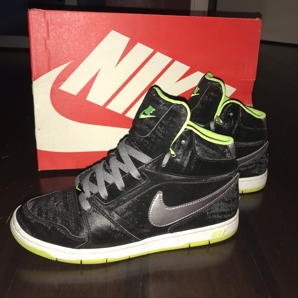 Women’s Size 8 Nike Sneakers